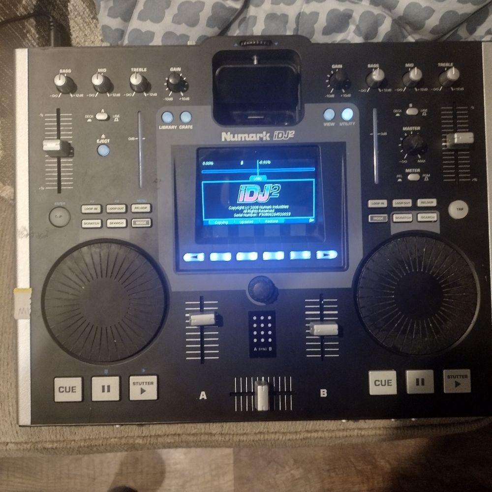 Numark iDJ2 Mobile DJ Workstation with Universal Dock for iPod